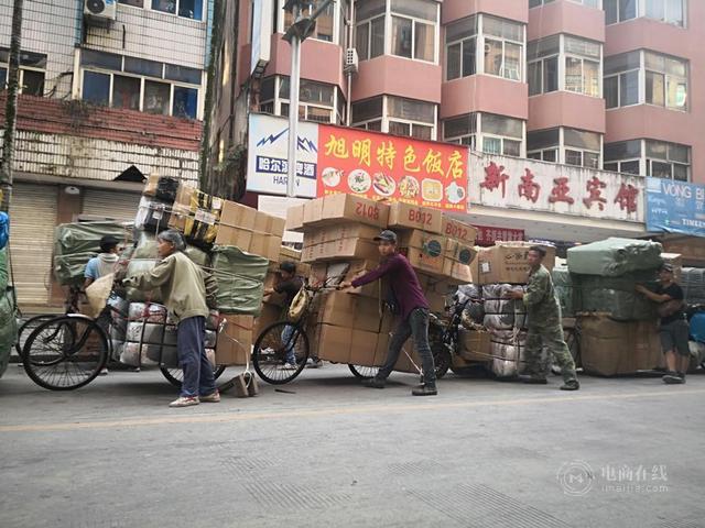 上萬名越南(nán)農民在中(zhōng)國做代購，一(yī)次背貨400斤，往返一(yī)天賺四百元